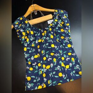 Magnolia Place Navy Blue Lemons Print scoop neck zip up back Top Size Medium EUC